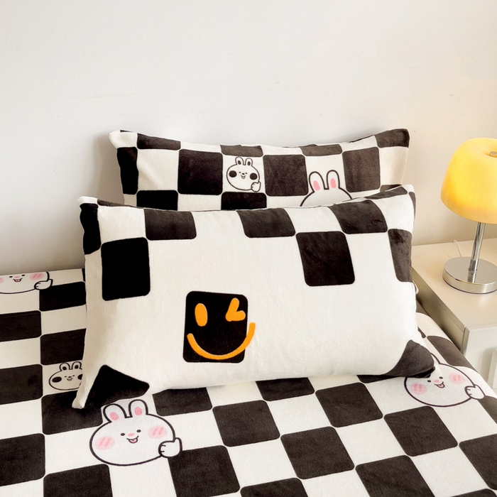 91家纺网 家纺一手货源 找家纺 艾橙家纺 2024新款A类加厚牛奶绒印花床笠 棋盘兔