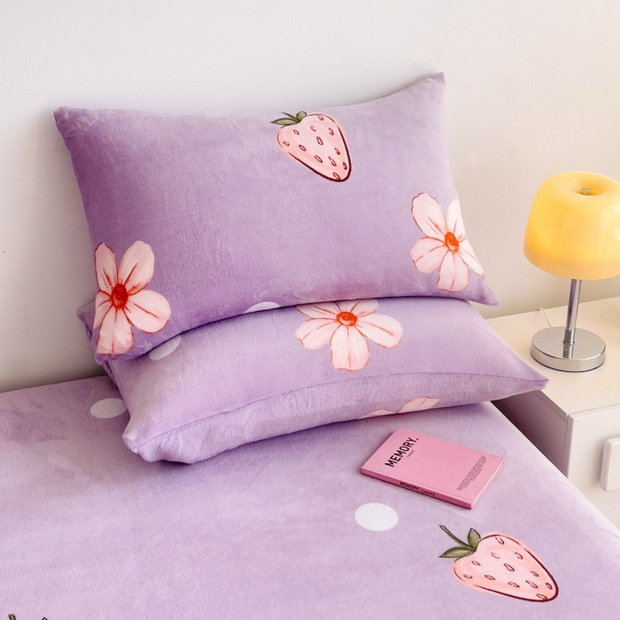 91家纺网 家纺一手货源 找家纺 艾橙家纺 2024新款A类加厚牛奶绒印花床笠 香妃草莓