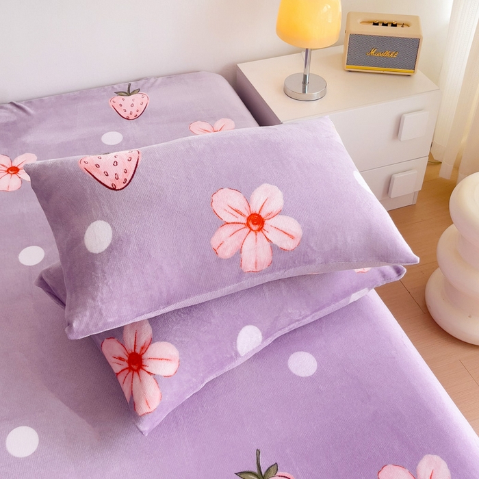 91家纺网 家纺一手货源 找家纺 艾橙家纺 2024新款A类加厚牛奶绒印花床单 香妃草莓