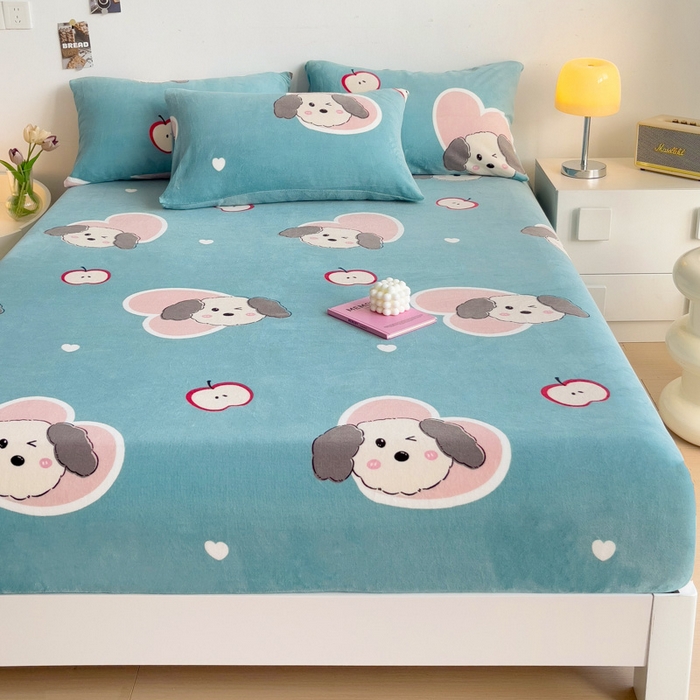 91家纺网 家纺一手货源 找家纺 艾橙家纺 2024新款A类加厚牛奶绒印花床笠 呆萌狗