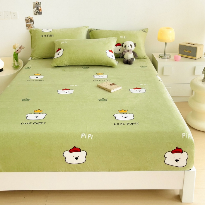 91家纺网 家纺一手货源 找家纺 艾橙家纺 2024新款A类加厚牛奶绒印花床笠 皮皮熊（绿）