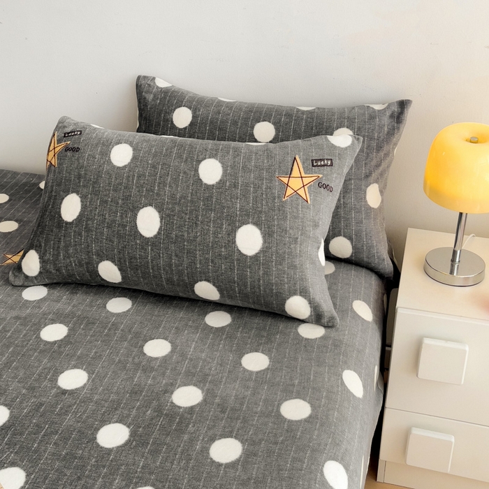 91家纺网 家纺一手货源 找家纺 艾橙家纺 2024新款A类加厚牛奶绒印花床笠 幸运星