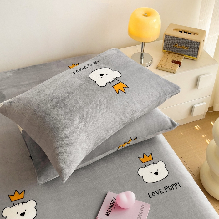 91家纺网 家纺一手货源 找家纺 艾橙家纺 2024新款A类加厚牛奶绒印花床单 皮皮熊（灰）