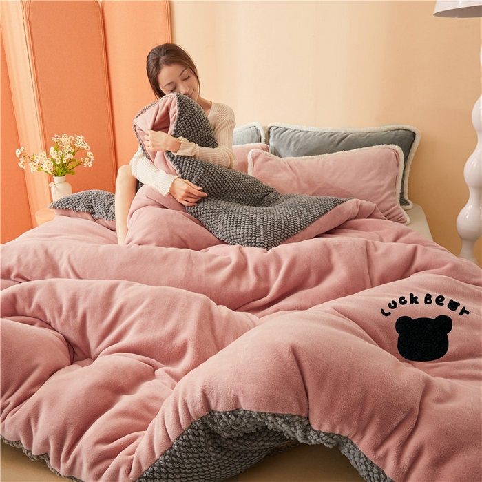 91家纺网 家纺一手货源 找家纺 美梦里 2024新款八宝熊牛奶绒豆豆被冬被 八宝熊-粉