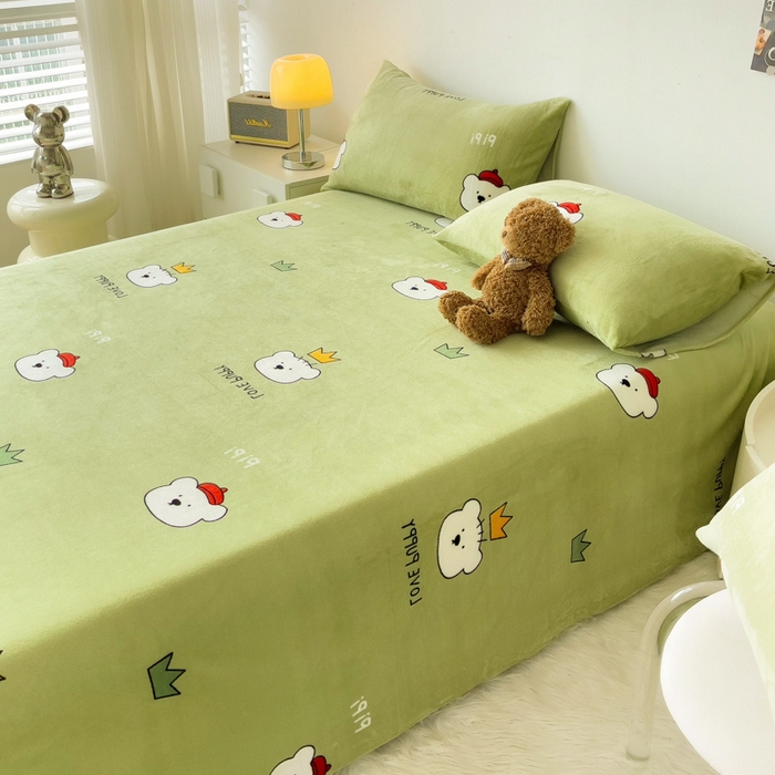 91家纺网 家纺一手货源 找家纺 艾橙家纺 2024新款A类加厚牛奶绒印花床单 皮皮熊（绿）