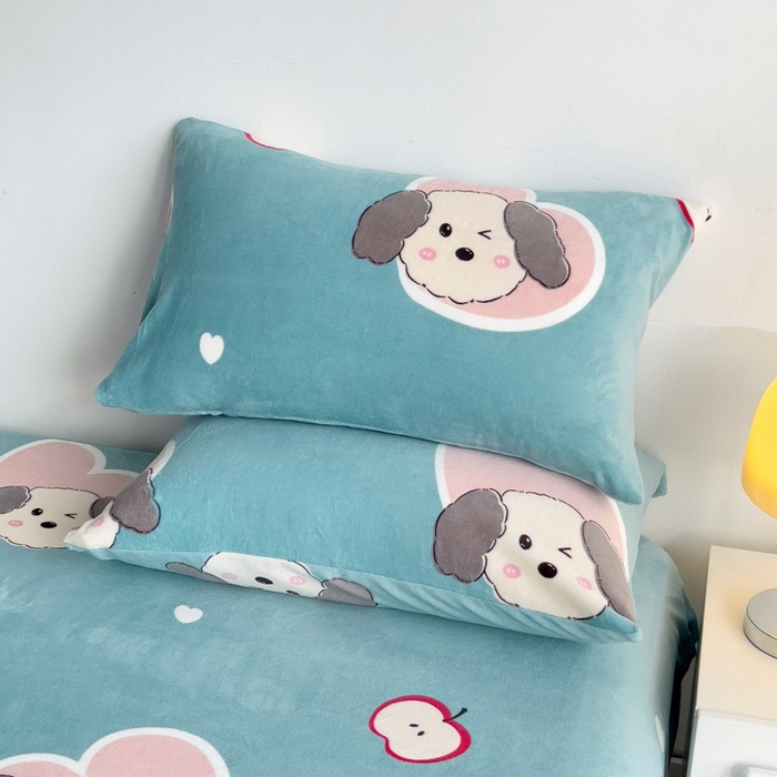 91家纺网 家纺一手货源 找家纺 艾橙家纺 2024新款A类加厚牛奶绒印花床笠 呆萌狗