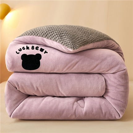 91家纺网 家纺一手货源 找家纺 （总）美梦里 2024新款八宝熊牛奶绒豆豆被冬被