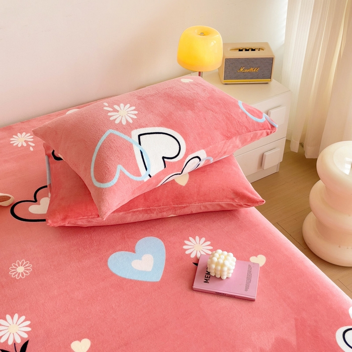 91家纺网 家纺一手货源 找家纺 艾橙家纺 2024新款A类加厚牛奶绒印花床单 爱心小花