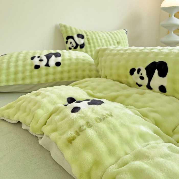 91家纺网 家纺一手货源 找家纺 金爱家 2024新款A类高克重云朵牛奶泡泡绒四件套 泡泡绒-熊猫宝宝