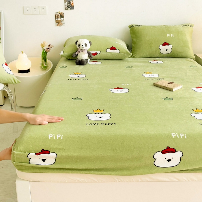 91家纺网 家纺一手货源 找家纺 艾橙家纺 2024新款A类加厚牛奶绒印花床笠 皮皮熊（绿）