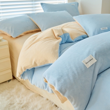 91家纺网 家纺一手货源 找家纺 2024新款ins简约风牛奶绒双拼可拆洗冬被 被子被芯 奶油蓝拼黄