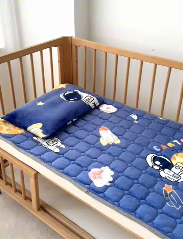 91家纺网 家纺一手货源 找家纺 嗨生活 2025新款牛奶绒床护垫床垫幼儿园床垫儿童床垫可水洗可定做 太空飞船