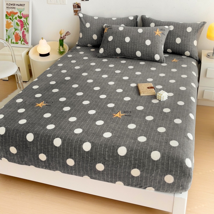 91家纺网 家纺一手货源 找家纺 艾橙家纺 2024新款A类加厚牛奶绒印花床笠 幸运星