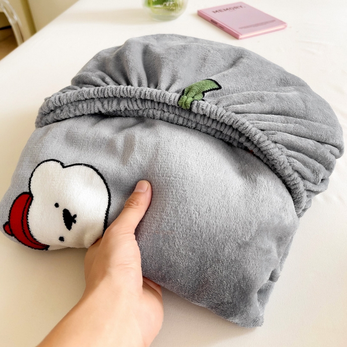 91家纺网 家纺一手货源 找家纺 艾橙家纺 2024新款A类加厚牛奶绒印花床笠 皮皮熊（灰）