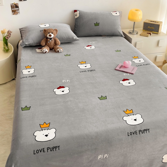 91家纺网 家纺一手货源 找家纺 艾橙家纺 2024新款A类加厚牛奶绒印花床单 皮皮熊（灰）