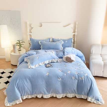 91家纺网 家纺一手货源 找家纺 芯贝儿 2024款小清新加厚保暖牛奶绒毛巾绣花宝宝绒雕花绒法莱绒四件套-轻舞飞扬 轻舞飞扬--天空蓝