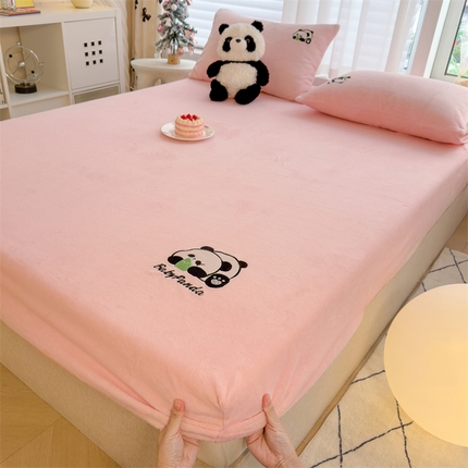 91家纺网 家纺一手货源 找家纺 灰鲸 2025新款萌物刺绣牛奶绒床笠 熊猫baby-樱花粉