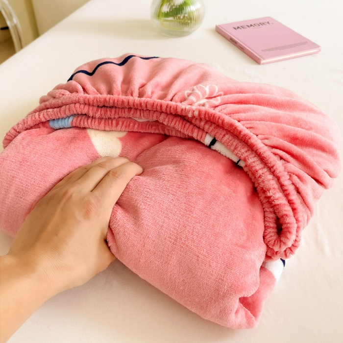 91家纺网 家纺一手货源 找家纺 艾橙家纺 2024新款A类加厚牛奶绒印花床笠 爱心小花