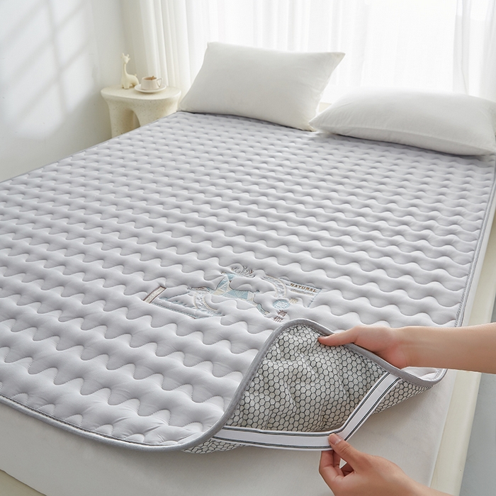 91家纺网 家纺一手货源 找家纺 祁恋婷家居 2024新款亲肤棉大豆纤维刺绣床垫【床垫遮盖物】 壹鹿有你-灰