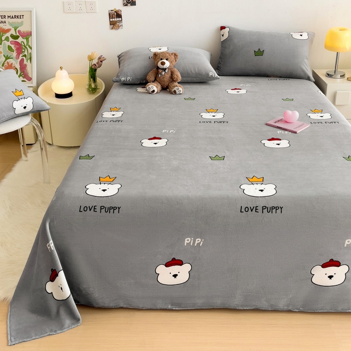 91家纺网 家纺一手货源 找家纺 艾橙家纺 2024新款A类加厚牛奶绒印花床单 皮皮熊（灰）