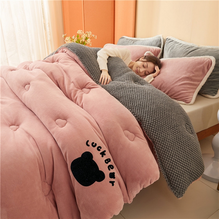 91家纺网 家纺一手货源 找家纺 美梦里 2024新款八宝熊牛奶绒豆豆被冬被 八宝熊-粉