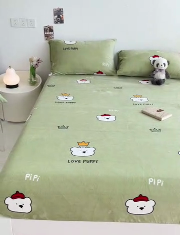 91家纺网 家纺一手货源 找家纺 艾橙家纺 2024新款A类加厚牛奶绒印花床笠 皮皮熊（绿）