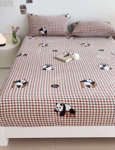 91家纺网 家纺一手货源 找家纺 艾橙家纺 2024新款A类加厚牛奶绒印花床笠 格子熊猫