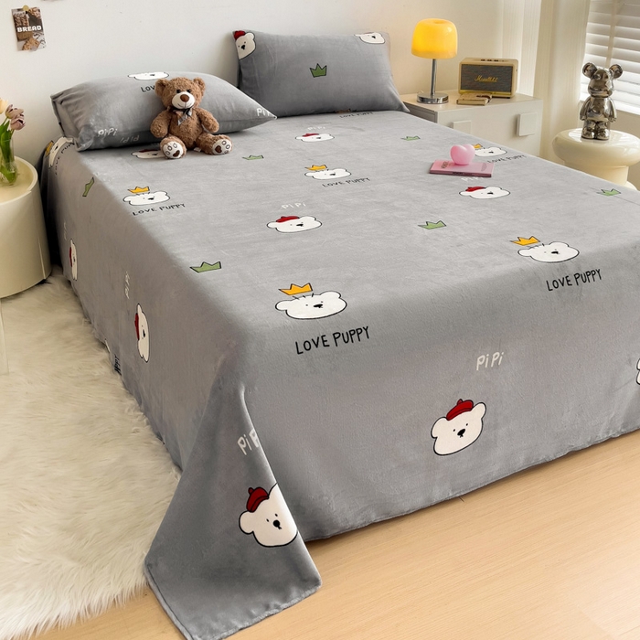 91家纺网 家纺一手货源 找家纺 艾橙家纺 2024新款A类加厚牛奶绒印花床单 皮皮熊（灰）