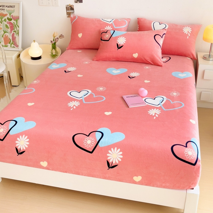 91家纺网 家纺一手货源 找家纺 艾橙家纺 2024新款A类加厚牛奶绒印花床笠 爱心小花