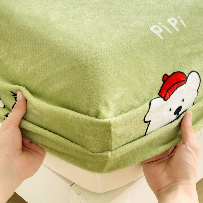 91家纺网 家纺一手货源 找家纺 艾橙家纺 2024新款A类加厚牛奶绒印花床笠 皮皮熊（绿）