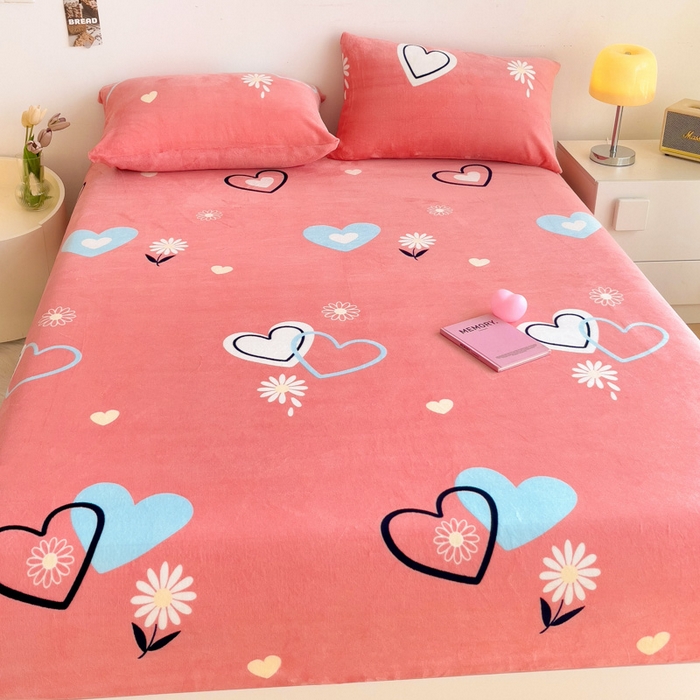 91家纺网 家纺一手货源 找家纺 艾橙家纺 2024新款A类加厚牛奶绒印花床笠 爱心小花