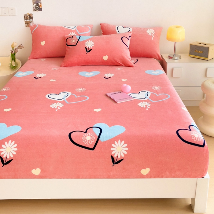 91家纺网 家纺一手货源 找家纺 艾橙家纺 2024新款A类加厚牛奶绒印花床笠 爱心小花