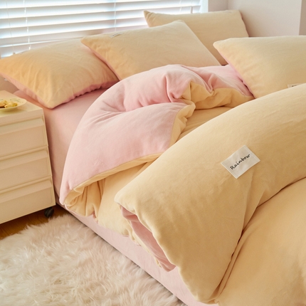 91家纺网 家纺一手货源 找家纺 2024新款ins简约风牛奶绒双拼可拆洗冬被 被子被芯 奶油黄拼粉