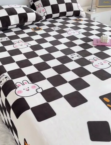 91家纺网 家纺一手货源 找家纺 艾橙家纺 2024新款A类加厚牛奶绒印花床单 棋盘兔