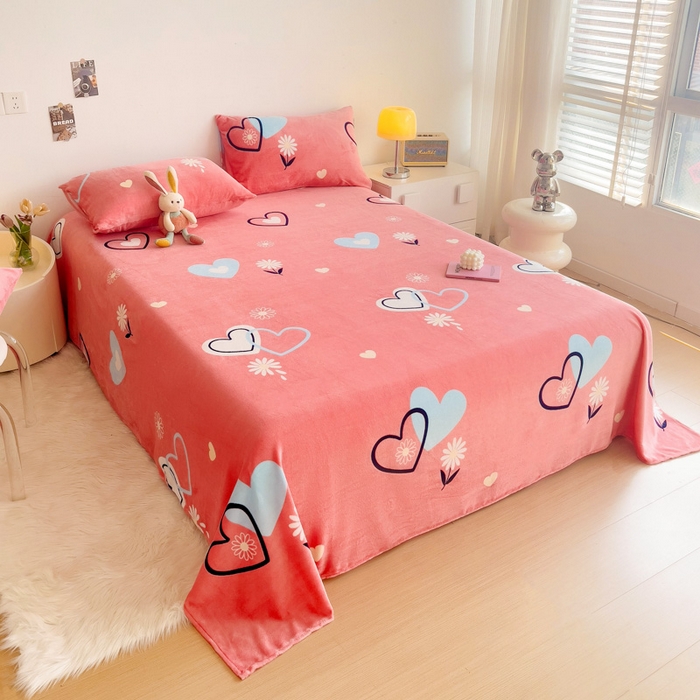 91家纺网 家纺一手货源 找家纺 艾橙家纺 2024新款A类加厚牛奶绒印花床单 爱心小花