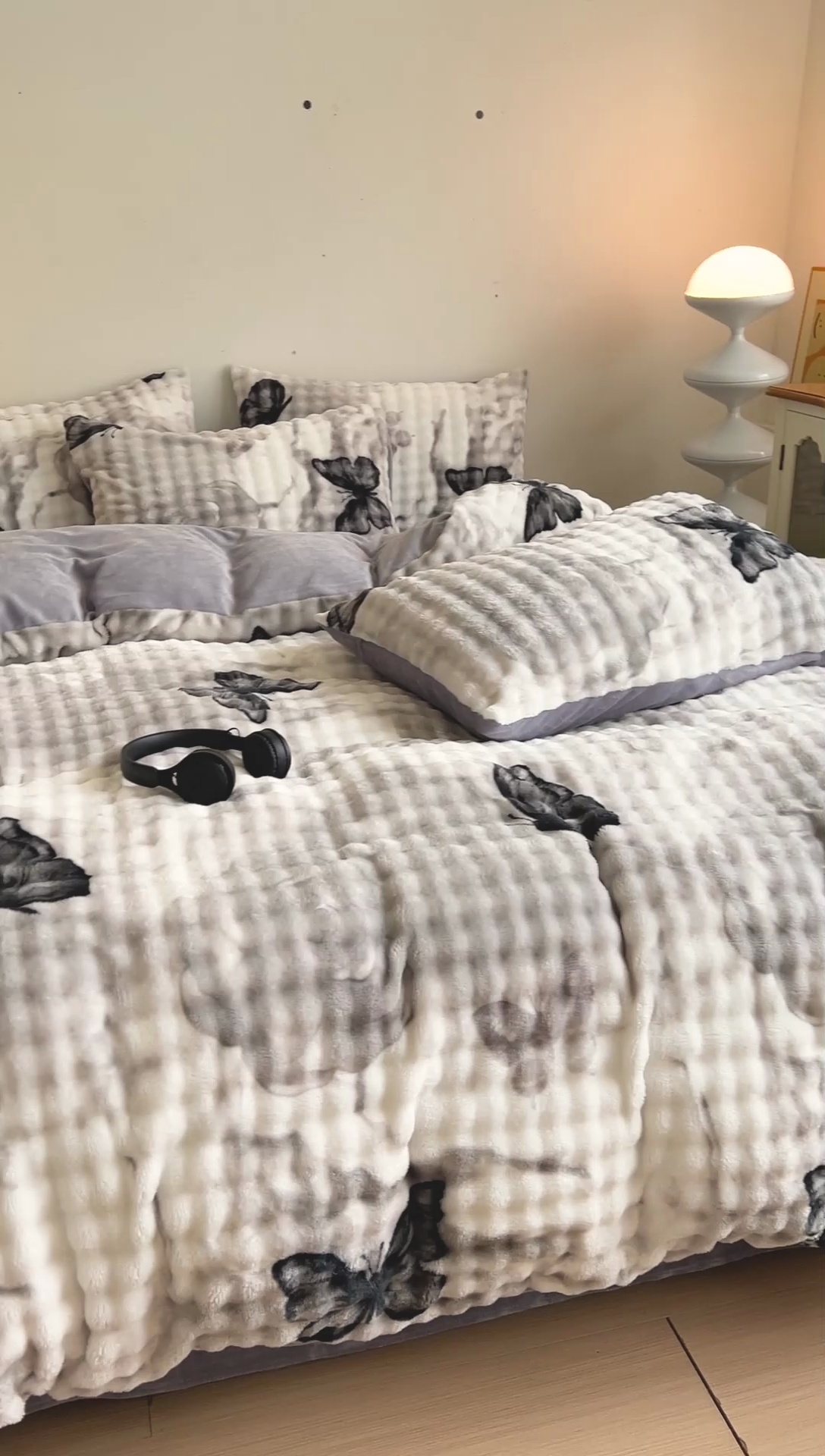 91家纺网 家纺一手货源 找家纺 金爱家 2024新款A类高克重云朵牛奶泡泡绒四件套 泡泡绒-梦蝶灰