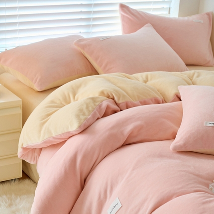 91家纺网 家纺一手货源 找家纺 2024新款ins简约风牛奶绒双拼可拆洗冬被 被子被芯 微醺奶油黄粉