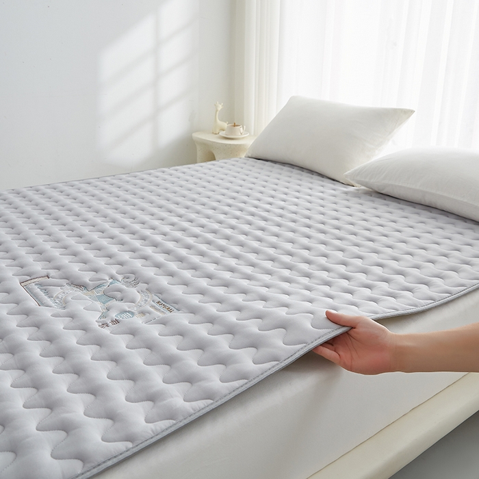 91家纺网 家纺一手货源 找家纺 祁恋婷家居 2024新款亲肤棉大豆纤维刺绣床垫【床垫遮盖物】 壹鹿有你-灰