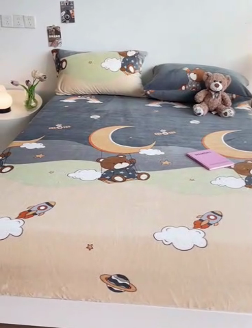 91家纺网 家纺一手货源 找家纺 艾橙家纺 2024新款A类加厚牛奶绒印花床笠 梦星空