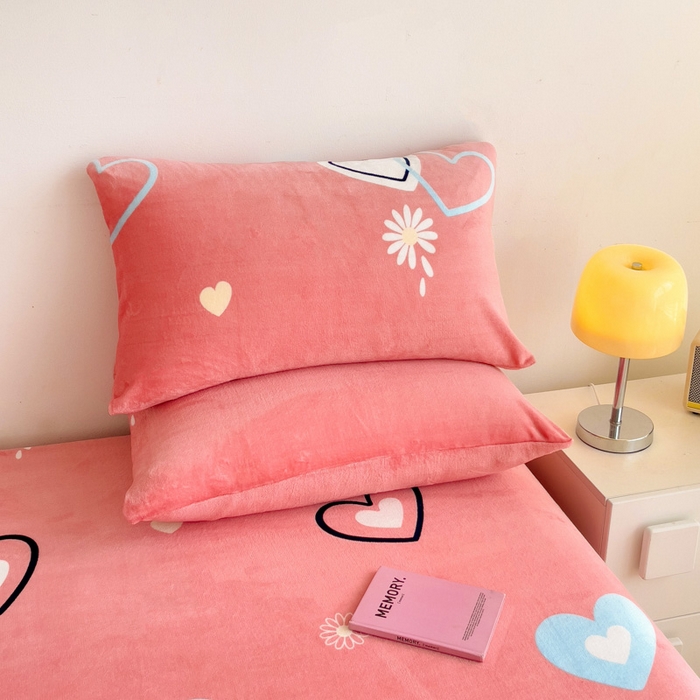 91家纺网 家纺一手货源 找家纺 艾橙家纺 2024新款A类加厚牛奶绒印花床笠 爱心小花