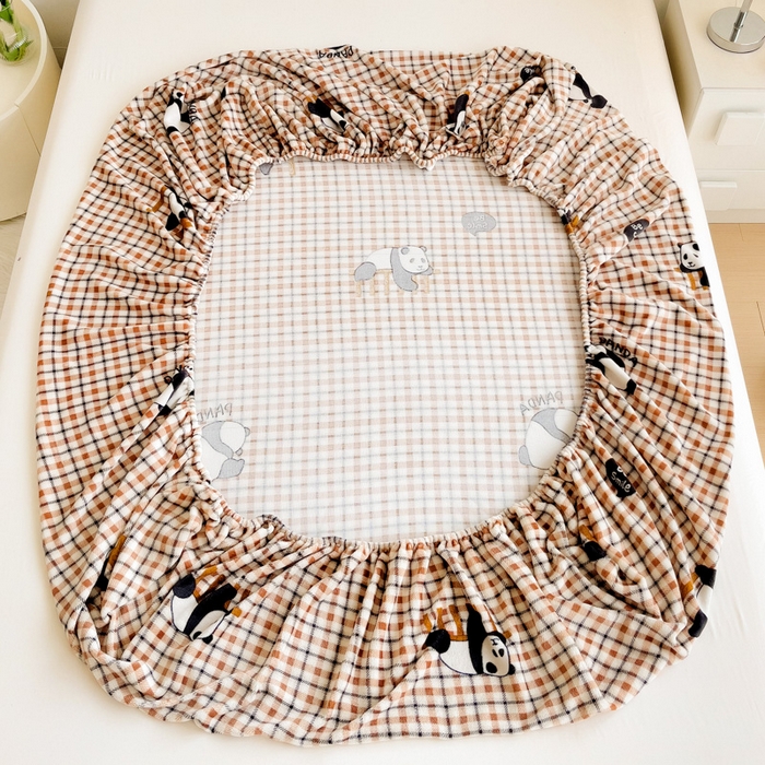 91家纺网 家纺一手货源 找家纺 艾橙家纺 2024新款A类加厚牛奶绒印花床笠 格子熊猫