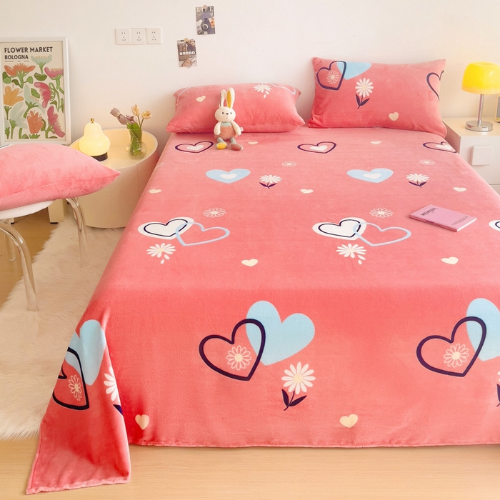 91家纺网 家纺一手货源 找家纺 艾橙家纺 2024新款A类加厚牛奶绒印花床单 爱心小花