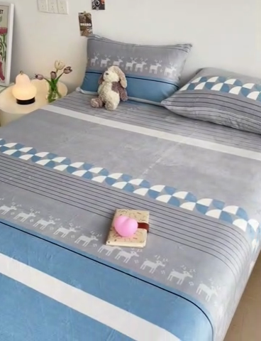 91家纺网 家纺一手货源 找家纺 艾橙家纺 2024新款A类加厚牛奶绒印花床笠 风车小鹿