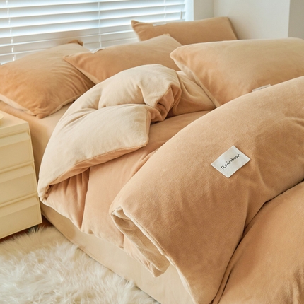 91家纺网 家纺一手货源 找家纺 2024新款ins简约风牛奶绒双拼可拆洗冬被 被子被芯 奶芙杏色