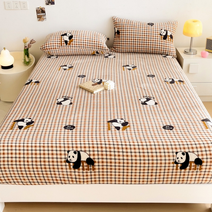 91家纺网 家纺一手货源 找家纺 艾橙家纺 2024新款A类加厚牛奶绒印花床笠 格子熊猫