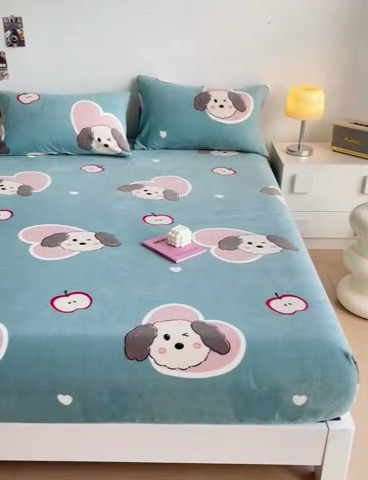 91家纺网 家纺一手货源 找家纺 艾橙家纺 2024新款A类加厚牛奶绒印花床笠 呆萌狗