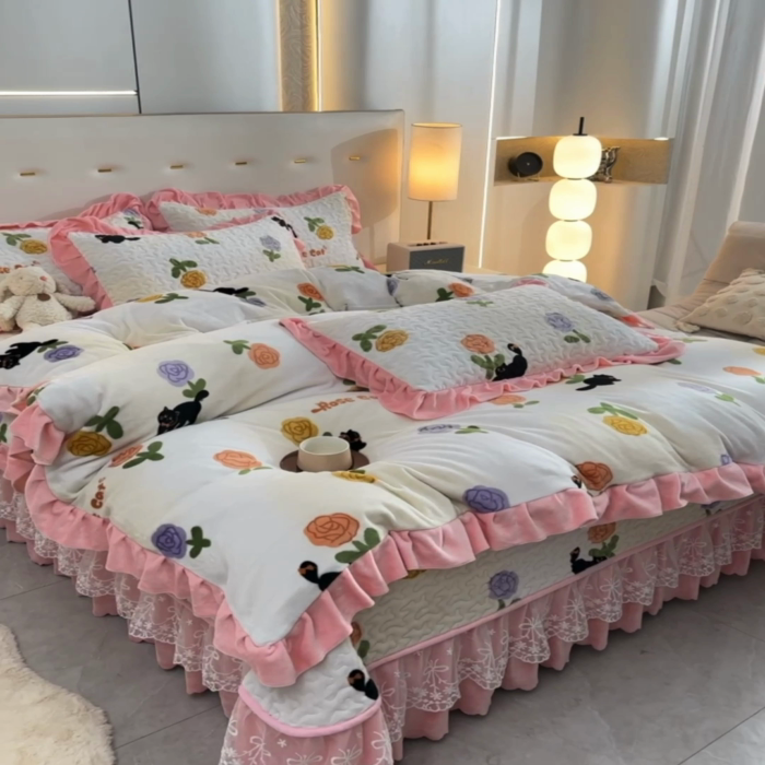 91家纺网 家纺一手货源 找家纺 民新家纺 2025新款牛奶绒印花夹棉床盖四件套 乐享时光-粉