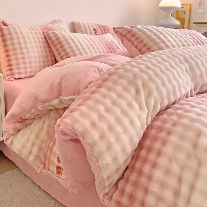 91家纺网 家纺一手货源 找家纺 金爱家 2024新款A类高克重云朵牛奶泡泡绒四件套 泡泡绒-字母粉