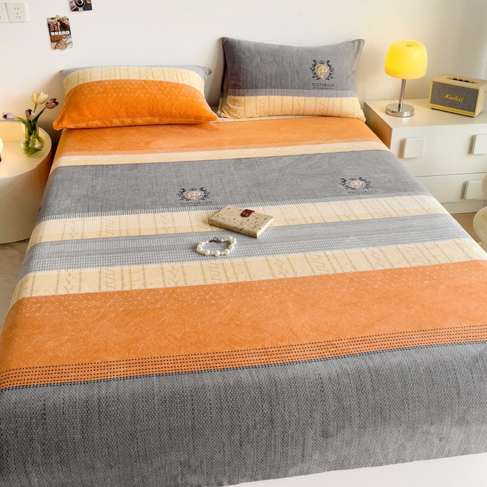 91家纺网 家纺一手货源 找家纺 艾橙家纺 2024新款A类加厚牛奶绒印花床笠 橙灰条纹