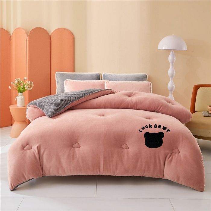 91家纺网 家纺一手货源 找家纺 美梦里 2024新款八宝熊牛奶绒豆豆被冬被 八宝熊-粉